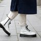 ‘The Production Line’ toont vanavond hoe Dr. Martens van de band rollen, maar wie is die dokter eigenlijk?