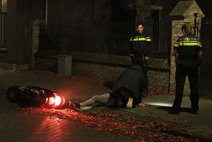Een scooterrijder raakte vrijdagnacht gewond aan de Grotestraat in Waalwijk.