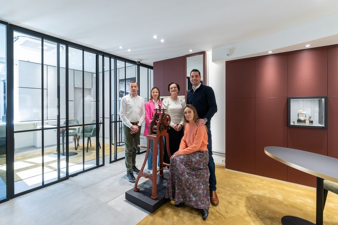 Luc thierens, Ann Thierens, Monique Van Wauwe, Bart Thierens en Sofie De Groote bij één van de eyecatchers in het interieur: een oude pletwals voor goud en zilver.