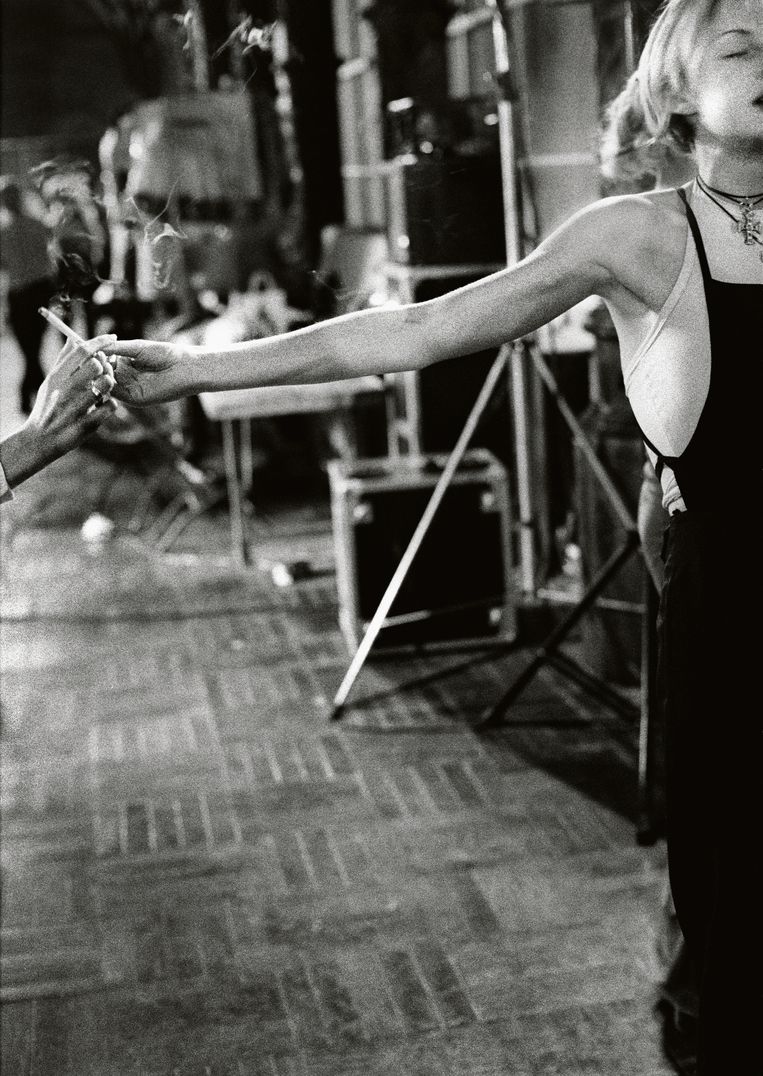 Catwalk, Antwerpen, 1996. Een jonge vrouw rookt haar laatste zenuwen weg voor ze ‘op’ moet. Beeld Patrick De Spiegelaere