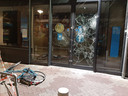 Een fiets is door relschoppers tegen de Albert Heijn aan de Westermarkt in Tilburg gegooid.