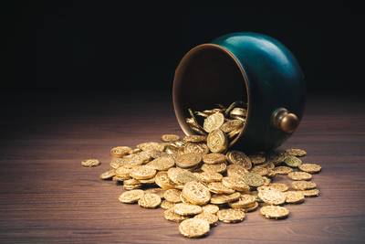 Brits koppel renoveert keuken en vindt onder vloer pot met goud ter waarde van 860.000 euro