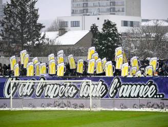 “Aperitief hele jaar door”: harde kern Anderlecht zet verjaardag met vuurpijlen en aparte tifo in de kijker