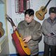 Kim Jong-un keurt na militairen en raketten nu ook gitaren goed
