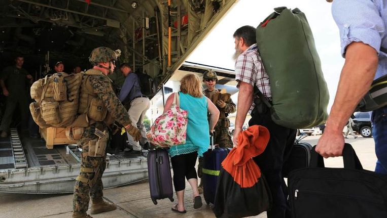 Het Amerikaanse leger evacueert het ambassadepersoneel Beeld reuters