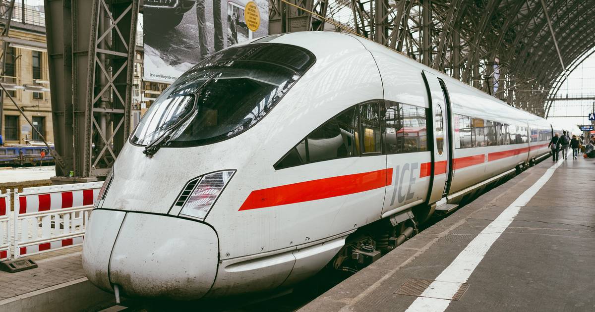 Travelers stand still for three hours in a railway tunnel after a high-speed train comes to a standstill