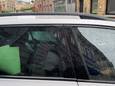 Automobilist J.D. verschuilt zich in een politiewagen achter enkele blaadjes papier na zijn voorleiding voor de onderzoeksrechter.