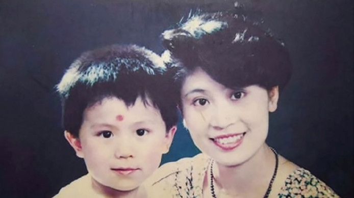 Wang Shiqun met haar zoon Zhu Hai op de foto