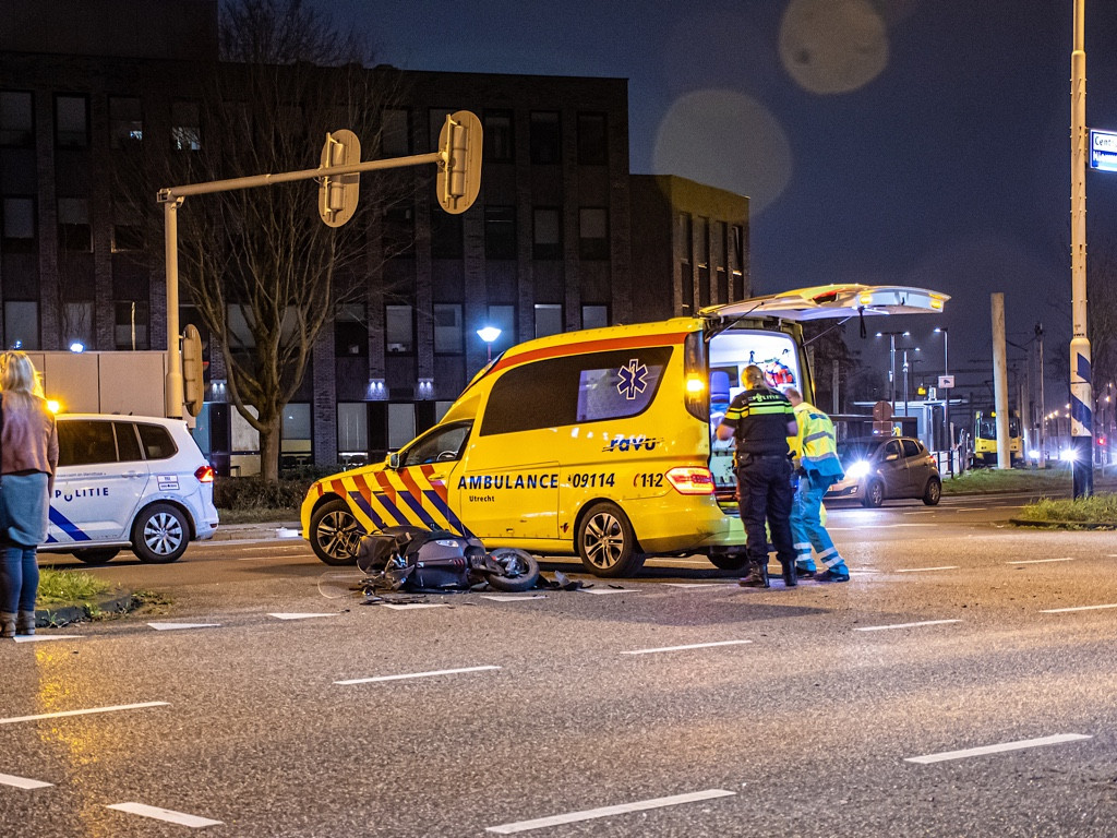 Scooterrijder hard ten val na botsing met Tesla in Nieuwegein Foto
