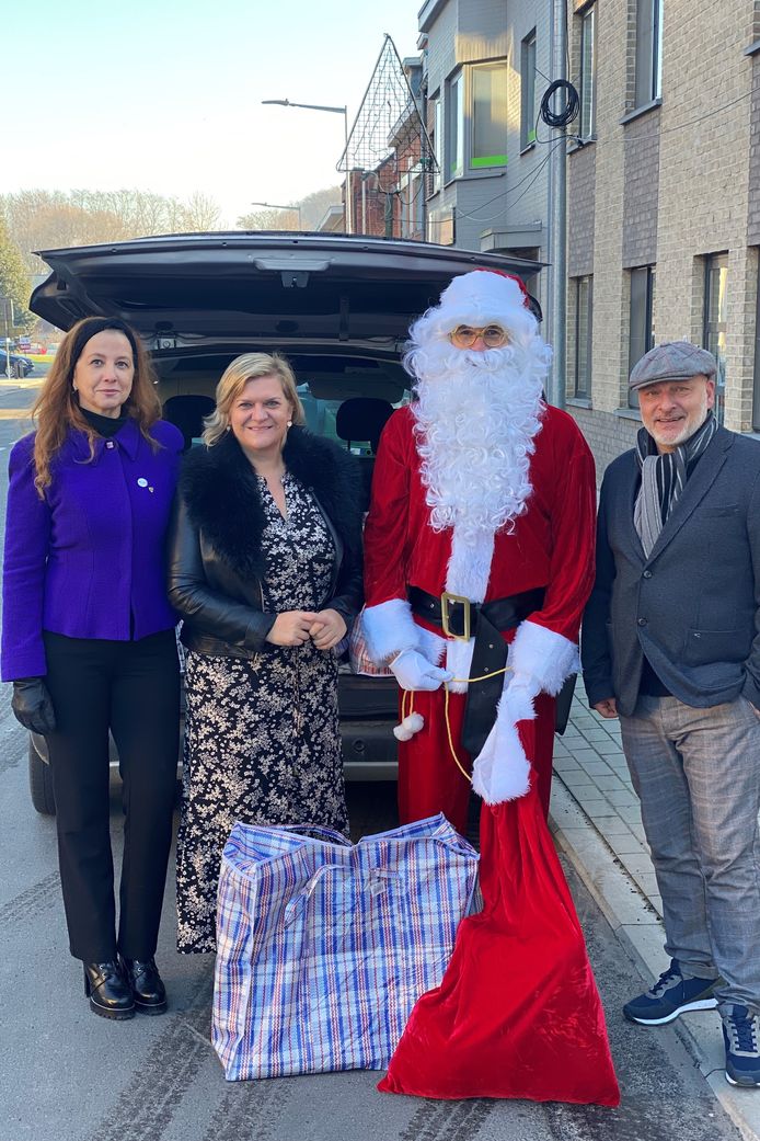 De Kerstman stak een handje toe.