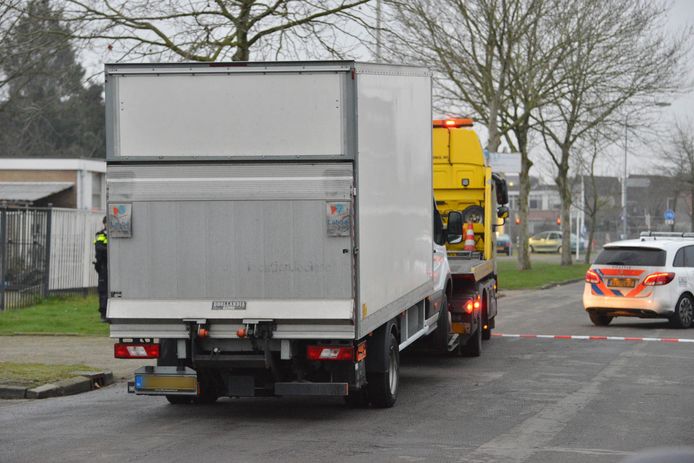 Aan de Koele Mei in Breda is een lege vrachtwagen in beslag genomen door de politie.