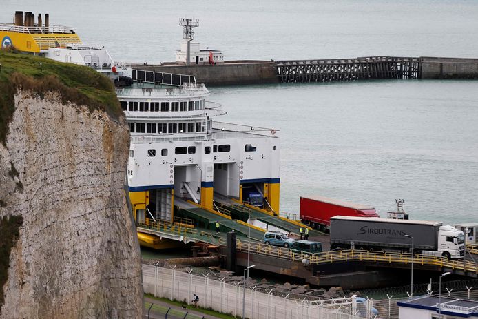 Vrachtwagens verlaten de ferry tussen Dieppe en Newhaven.