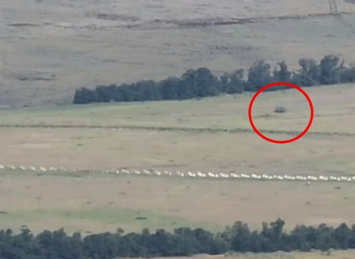 Een Oekraïens militair voertuig nadert de Russische verdedingslinie van drakentanden