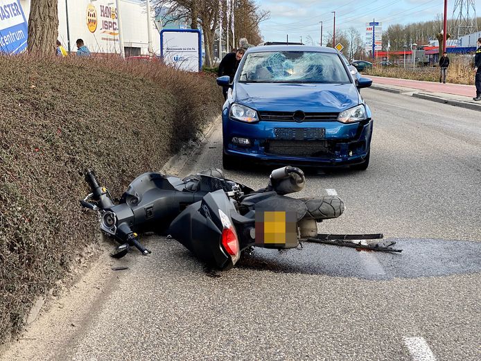 Scooter komt hard in botsing met auto in Nieuwegein Utrecht AD.nl