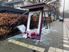 Automobilist rijdt bushokje in Breda aan gort en kiest het hazenpad