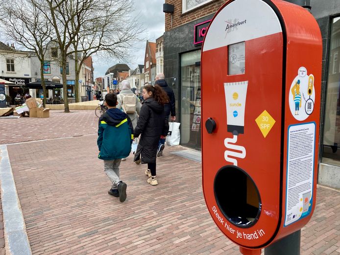 Is het onzin om gratis zonnebrand uit te delen in Amersfoort? 'Huidkanker  komt veel voor' | Amersfoort | AD.nl