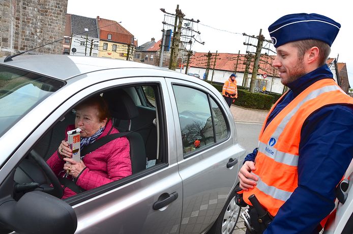 Archiefbeeld van een alcoholcontrole in Ledegem, tijdens de voorstelling van de BOB-campagne.