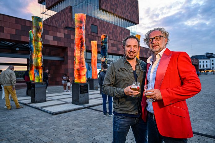 Kunstenaars Axel Daeseleire en Adalbert Gans hebben elkaar gevonden, met biertje in de hand uiteraard.