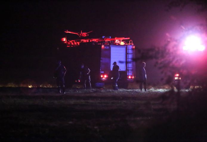 Brandweermannen bij de plek van de crash, in de buurt van de Griekse stad Kavala.