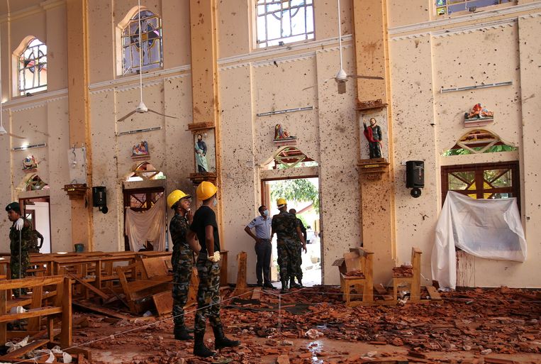 Het interieur van de St. Sebastiankerk in Negombo na de aanslag,. Beeld Reuters