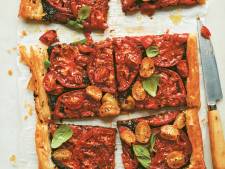 Bij deze tomatentaart met tapenade smaken roseetjes heel goed