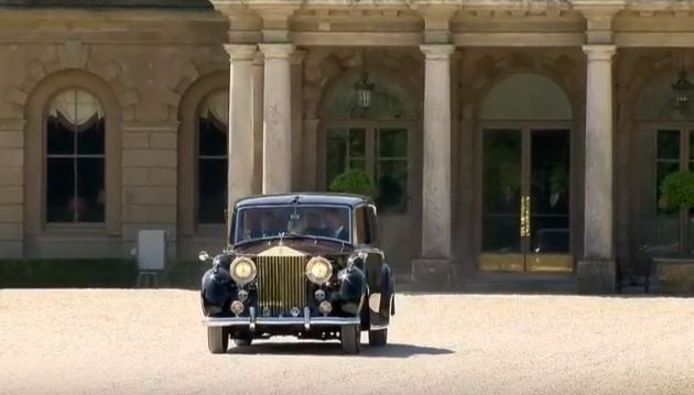 Meghan is onderweg naar het huwelijk in een Bentley van de Queen.