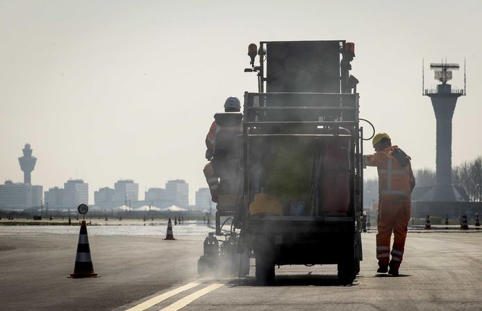 Onderhoudswerk van Heijmans aan start en landingsbanen van Schiphol