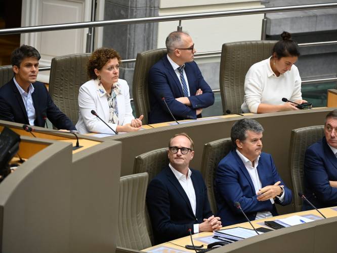 Hoe geraakt de Vlaamse regering nog uit deze impasse? “Ze hebben hun trainer helemaal in zijn blote gezet naast het veld. Dat doe je niet in een ploeg”