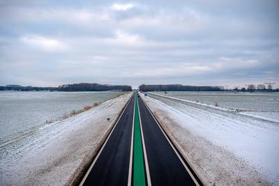 Wat is het gevaar op het asfalt met de groene streep?