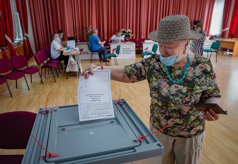 Een Russische vrouw brengt vervroegd haar stem uit op 26 juni 2020.  Beeld EPA