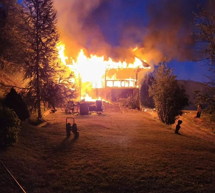 De brandende chalet in het Zwitserse Chamoson.