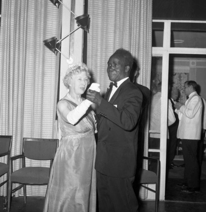 Kenneth Kaunda sebagai Presiden pertama Zambia dengan Putri Inggris Mary mewakili Ratu Elizabeth II, selama perayaan kemerdekaan pada Oktober 1964 di Lusaka.