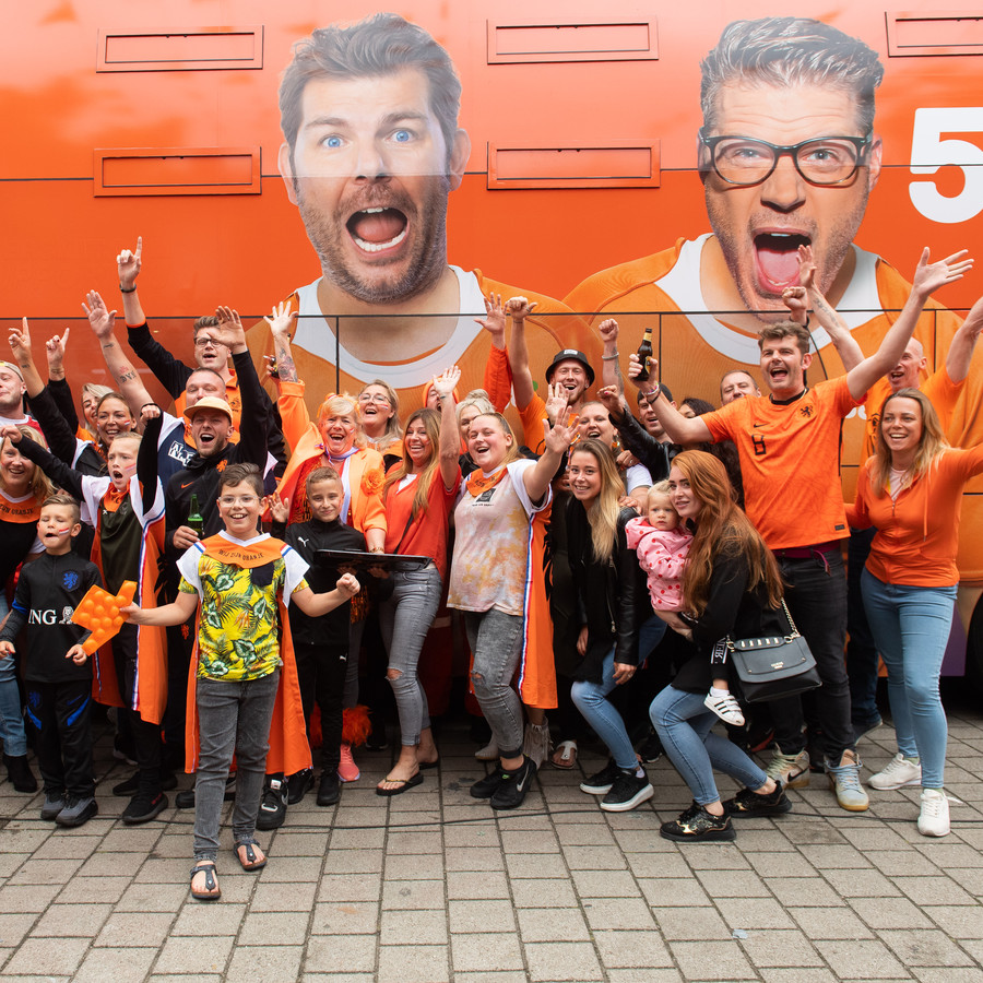 538-Oranje toerbus met Coen en Sander in Ahornstraat Breda.