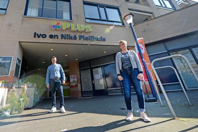 Ivo en Niké Pleijhuis bij hun supermarkt in het centrum van Tubbergen. „Als ik mijn medewerkers niet bescherm kan ik volgende week de deur wel dichtdoen”, zegt Niké.