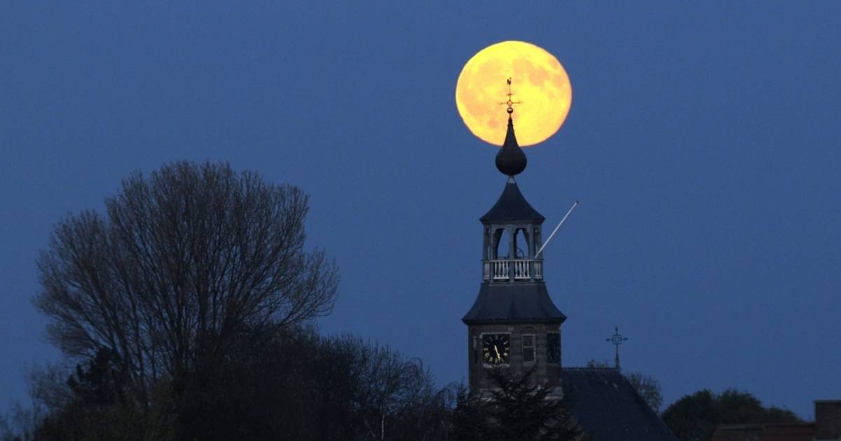 Kerktoren Kattendijke gevangen in de maan