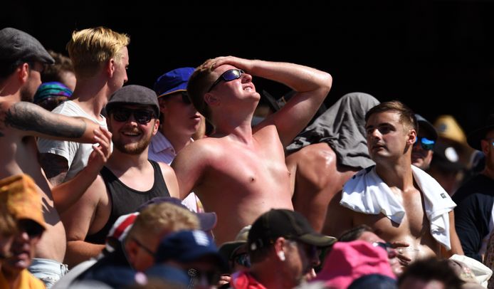 Een Britse supporter woont een cricketmatch bij in Sydney, Australië, maar vergat zijn borstkas in te smeren met zonnebrandolie.