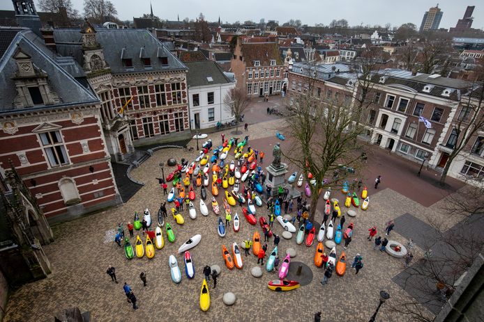 Een bovenaanzicht van de ruim honderd ligfietsen op het Domplein in Utrecht.