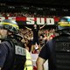 ► Derby Nice-Marseille loopt volledig uit de hand: supporters bestormen het veld en vallen spelers aan