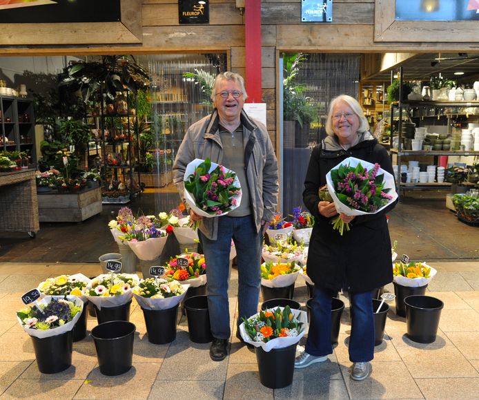 Liza en Wim hebben een bosje bloemen gekocht voor een jarig kerklid uit het dorp.