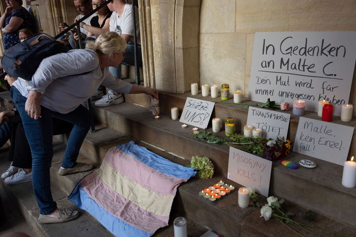 Een vrouw steekt een kaars aan ter nagedachtenis aan slachtoffer Malte C. die vrijdag bezweek aan de verwondingen die hij zes dagen eerder opliep tijdens het CSD-evenement in Münster.