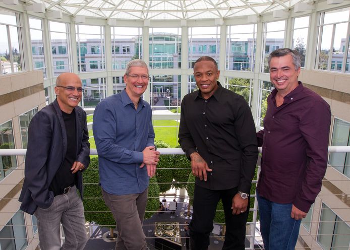 Medeoprichter van Beats, Jimmy Iovine, Apple-CEO Tim Cook, Dr. Dre en senior vicepresident van Apple, Eddy Cue poseren in 2014 samen. Apple nam toen Beats Electronics over voor zo'n 3 miljard dollar.