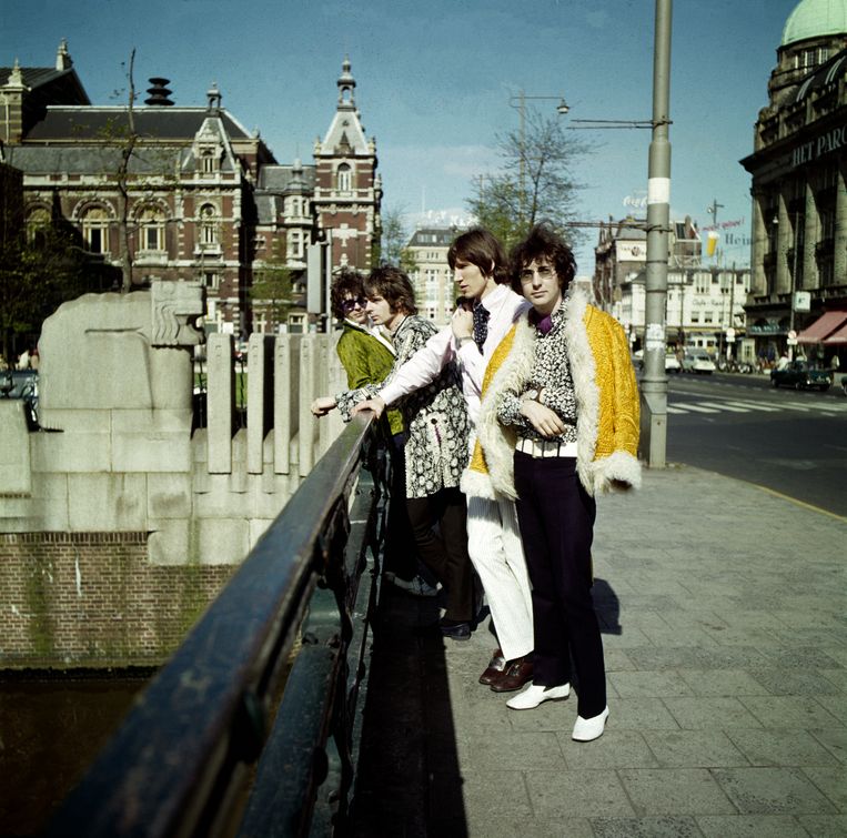 Pink Floyd in de jaren 60 bij het Leidseplein.  Beeld Nico van der Stam/MAI