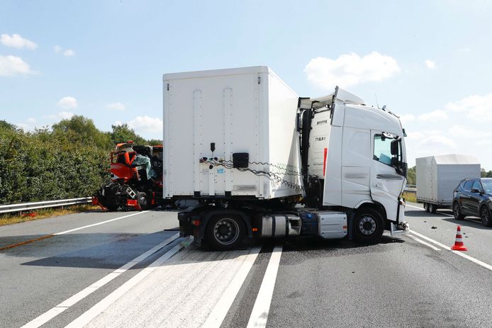 Vrachtwagenchauffeur overleden na ongeluk A67