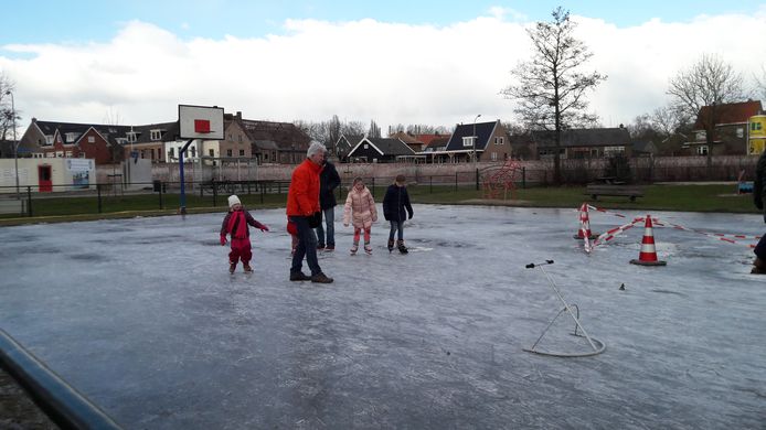 IJsbaantje in Heukelum waar afgelopen maandag al voorzichtig geschaatst werd.