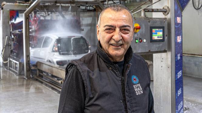 Geliefde ‘Nuri’ stopt na 40 jaar met autowassen in Zwolle: ‘Iedereen noemt mij zo, maar ik heet anders’