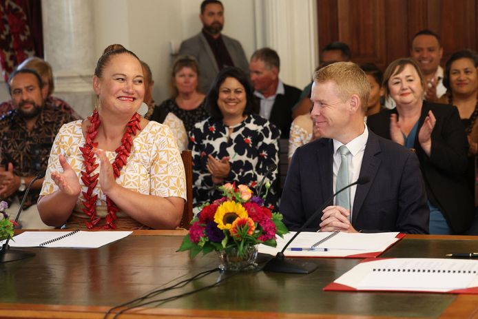 Nieuw-Zeelands nieuwe premier Chris Hipkins (rechts) en zijn vicepremier Carmel Sepuloni, de eerste vrouw van Pasifische afkomst die die rol zal bekleden, tijdens hun beëdiging.