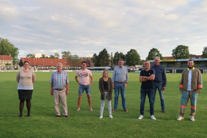 De jubileumcommissie van voetbalvereniging Strijen