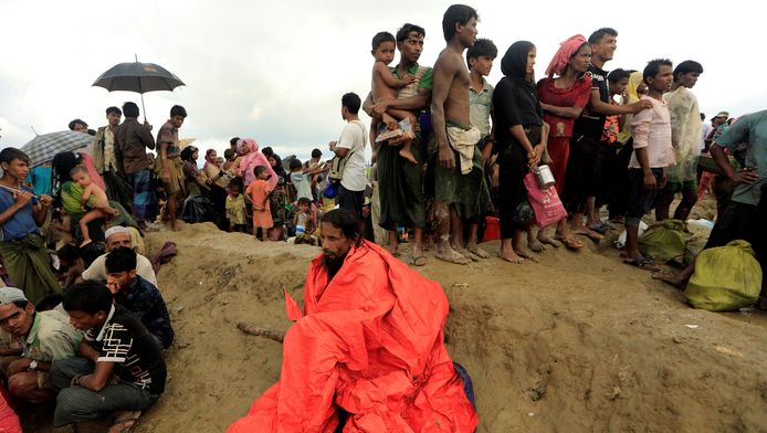 Rohingya-vluchhtelingen wachten aan de grens met Bangladesh op toestemming om te mogen doorreizen naar de vluchtelingenkampen.