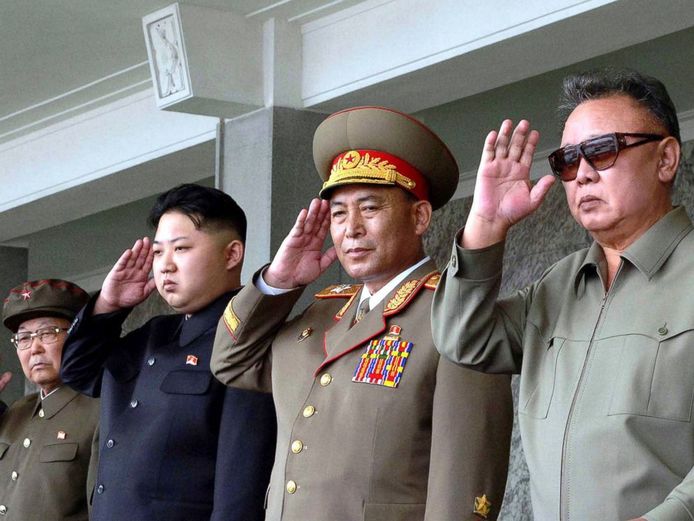 Kim Jong-un (tweede van links) en zijn vader Kim Jong-il.