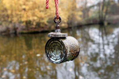 Magneetvisser hengelt mortiergranaat uit water in Haghorst